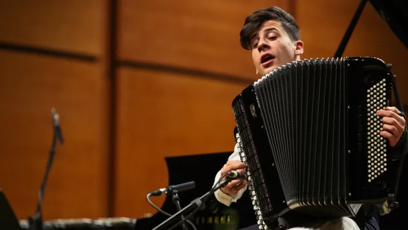 Albanese 2 scaled e1708338111396 853f4b24 - Festival dei giovani talenti musicali italiani, il fisarmonicista calabrese Albanese trionfa in Marocco - 1 Festival dei giovani talenti musicali italiani, il fisarmonicista calabrese Albanese trionfa in Marocco