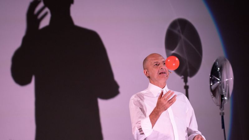 Spettri di Newton: teatro, luce e scienza al Piccolo Teatro Unical