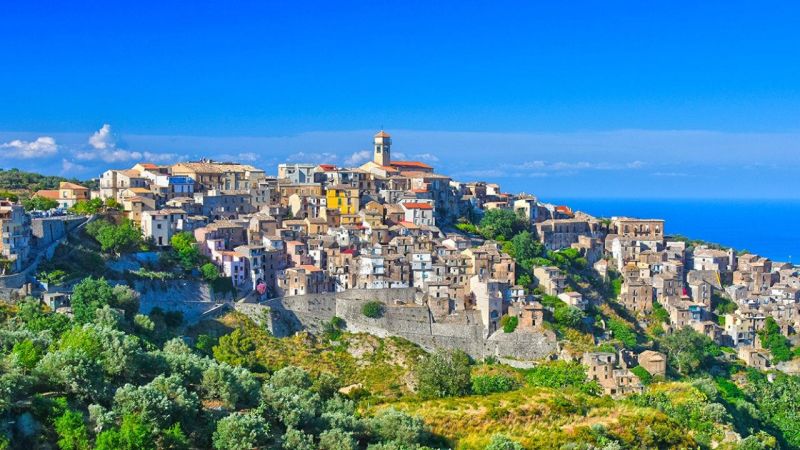 Badolato borgo visto oggi da sud 87fcfdae - Badolato, l’autunno del FAI riscopre la bellezza dei luoghi nascosti - 1 Badolato, l’autunno del FAI riscopre la bellezza dei luoghi nascosti