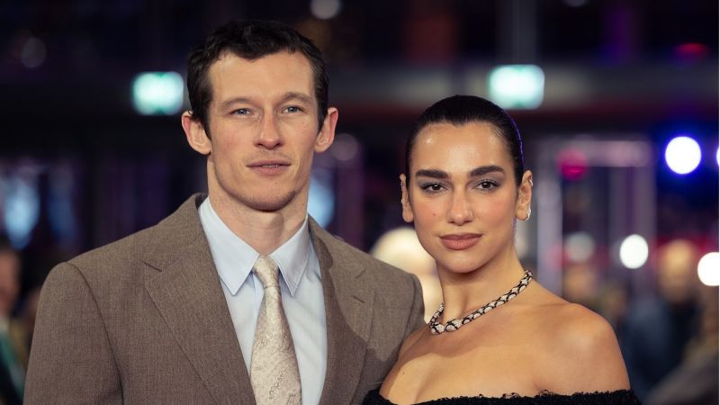 Dua Lipa e Callum Turner in luna di miele, relax e buon cibo a Tropea