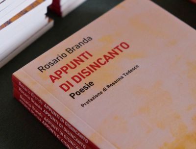 Appunti di disincanto, la poesia di Rosario Branda a Casali del Manco