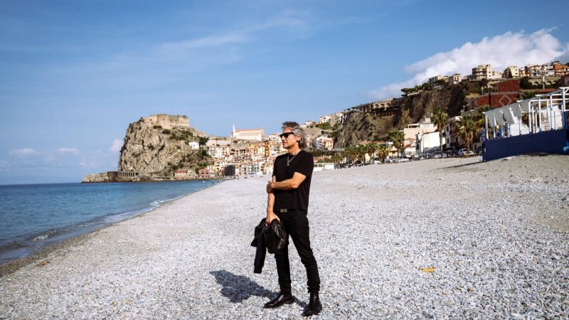 Ligabue a Scilla 8aaf79ff - Ispirato da Scilla, Ligabue sulla spiaggia fa sognare i fan - 1 Ispirato da Scilla, Ligabue sulla spiaggia fa sognare i fan