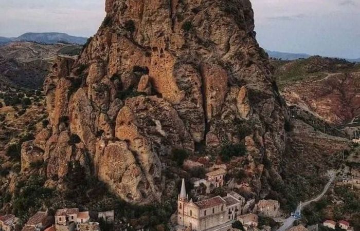 Pentedattilo.min cfa6661d 8a00599c - Il borgo di Pentedattilo - 1 Il borgo di Pentedattilo