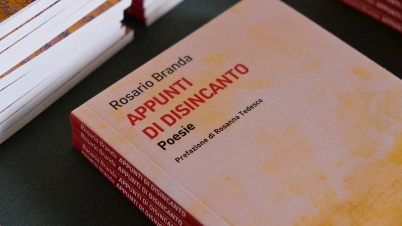 Appunti di disincanto, la poesia di Rosario Branda a Casali del Manco