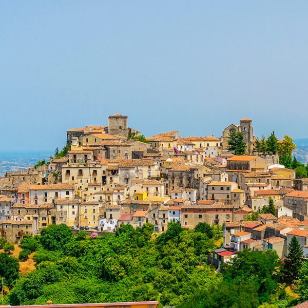 Altomonte, il borgo incantato che domina l’Esaro