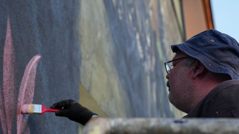 Kraser al lavoro su unopera 3 scaled e1716546299238 9083b092 - Kriu, Crotone pronta all’invasione degli street-artist internazionali - 1 Kriu, Crotone pronta all’invasione degli street-artist internazionali