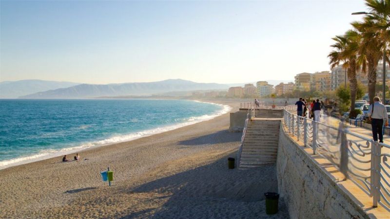 Lungomare di Catanzaro Lido Foto Expedia PhotoRoom 909056ba - Catanzaro, la nuova Bandiera Blu tra storia e tradizione - 1 Catanzaro, la nuova Bandiera Blu tra storia e tradizione
