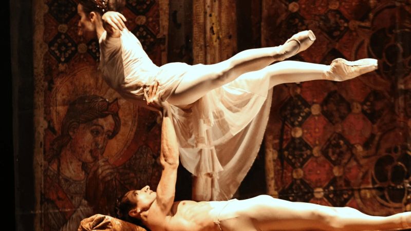 Danza Romeo e Giulietta 2 a 91ca032e - La forza nuda dei sentimenti, Romeo e Giulietta rapiscono il Politeama - 1 La forza nuda dei sentimenti, Romeo e Giulietta rapiscono il Politeama