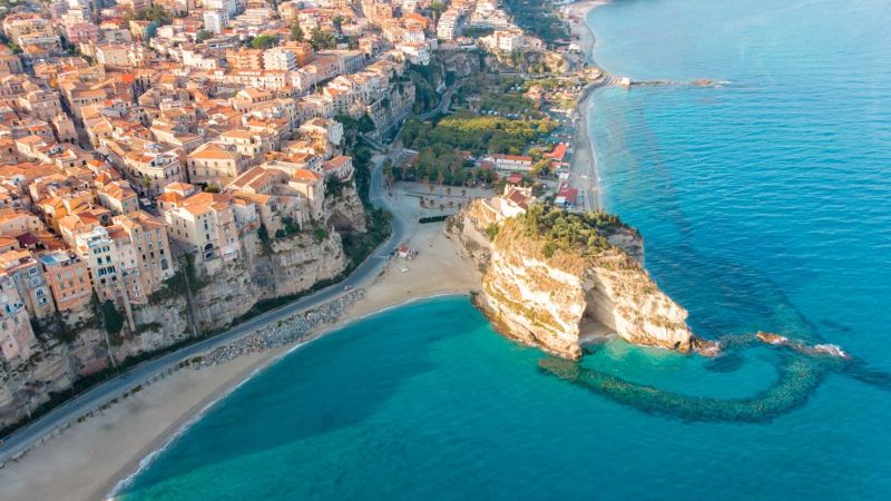 tropea vista mare dallalto e1708419834357 926e34b4 - Calabria in 18 Spiagge - 1 Calabria in 18 Spiagge