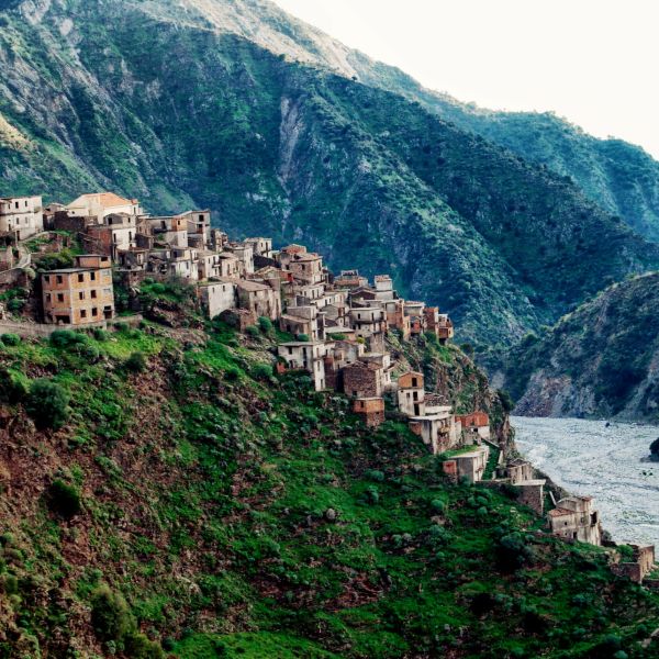A Roghudi la proiezione del documentario “L’umanità dei luoghi”