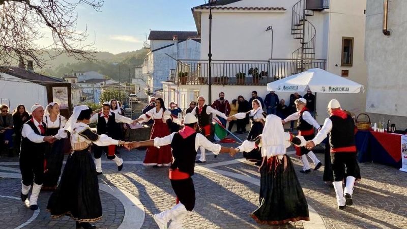 ballo 95deeac4 - Mercatini di Natale in Arbëria, a Carfizzi nell'atmosfera di una lontana tradizione - 1 Mercatini di Natale in Arbëria, a Carfizzi nell’atmosfera di una lontana tradizione