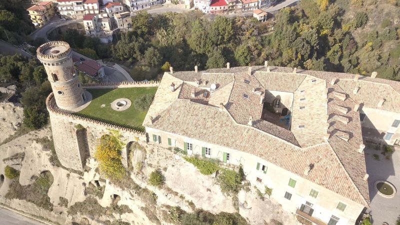 veduta aerea del castello 95f431a5 - Castello “Barracco” di Caccuri, verso la dichiarazione di interesse culturale - 1 Castello “Barracco” di Caccuri, verso la dichiarazione di interesse culturale