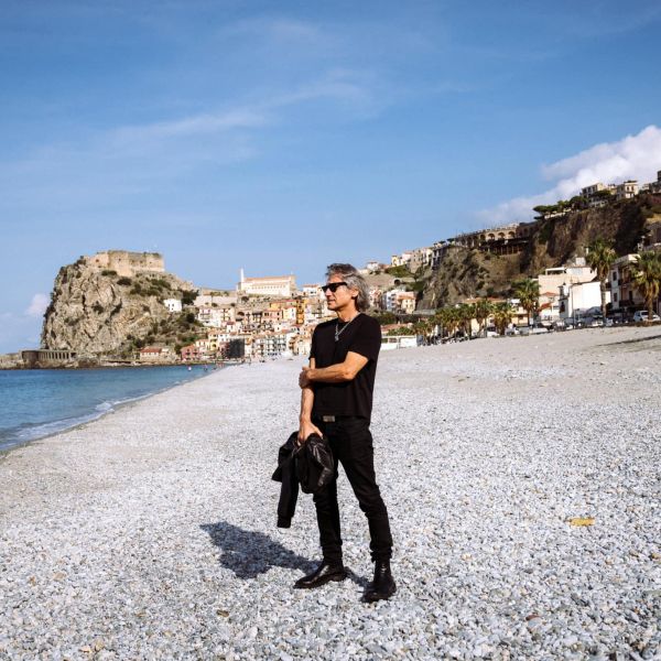 Ispirato da Scilla, Ligabue sulla spiaggia fa sognare i fan