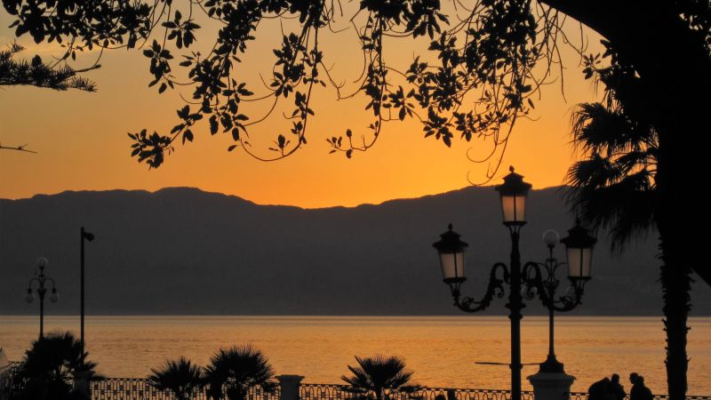 Lungomare Falcomata di Reggio Calabria tramonto sullo Stretto di Messina scaled 983e0cca - Fitwalking della Costa Viola e Costa degli Dei farà tappa a Reggio - 1 Fitwalking della Costa Viola e Costa degli Dei farà tappa a Reggio