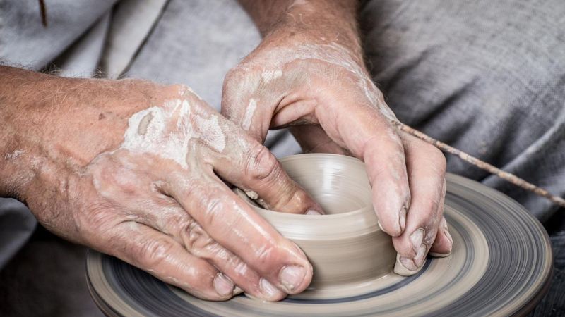 ceramica tornio argilla 988f4fe4 - I miti di argilla, le ceramiche di Emanuel Vizzacchero - 1 I miti di argilla, le ceramiche di Emanuel Vizzacchero
