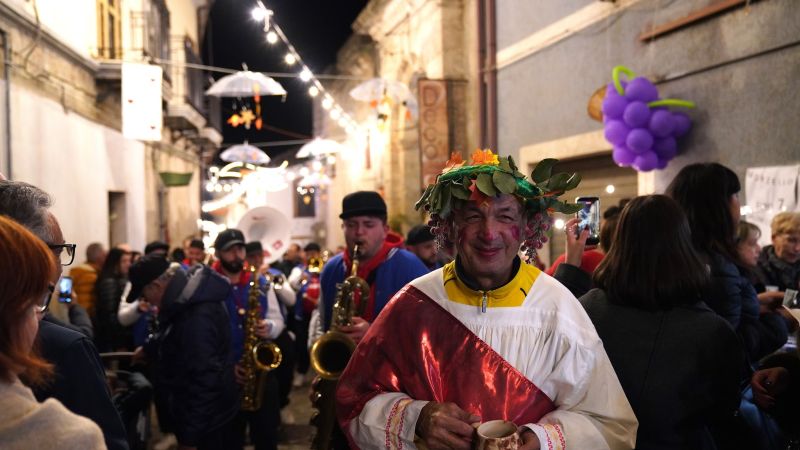 Squillace Bacco al Borgo 10 994c25f0 - Grande successo per “Bacco al Borgo” a Squillace Antica - 1 Grande successo per “Bacco al Borgo” a Squillace Antica