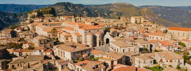 “Una boccata d’arte”, a Gerace il mito dello sparviero Ali Hierax