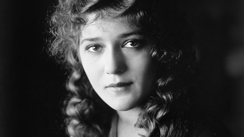 1701px Mary Pickford cph.3c17995u 1 9b60c9d2 - La musicazione de 'Il Bacio di Mary Pickford' inaugura il LIFF2025 - 1 La musicazione de ‘Il Bacio di Mary Pickford’ inaugura il LIFF2025