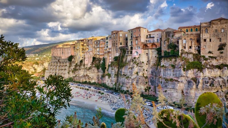 Scogliere Tropea Foto di Rainhard Wiesinger 1 9ed1ff52 - Bellezza ecosostenibile, Tropea sulla copertina di Borghi & Città Magazine - 1 Bellezza ecosostenibile, Tropea sulla copertina di Borghi & Città Magazine