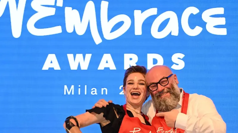 bebe vio grandis con nico acampora wembrace awards 2023 e1710861082830 9e8c1f29 - WEmbrace Awards 2024, lo chef reggino Filippo Cogliandro tra i 15 finalisti - 1 WEmbrace Awards 2024, lo chef reggino Filippo Cogliandro tra i 15 finalisti