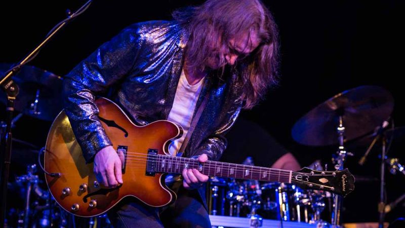 Robben Ford 1 a20f645c - Dragon Tales, la chitarra di Robben Ford al Teatro Garden Rende - 1 Dragon Tales, la chitarra di Robben Ford al Teatro Garden Rende