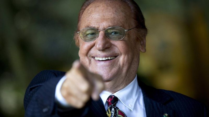 RENZO ARBORE 1 a7d6caed - Catanzaro, a Renzo Arbore il premio alla carriera Siedas 2024 - 1 Catanzaro, a Renzo Arbore il premio alla carriera Siedas 2024