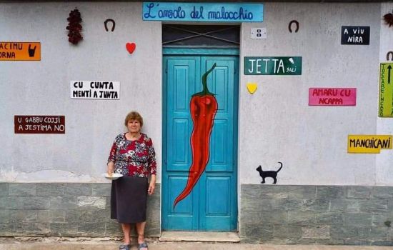 nonna e porta copertina a7ac65d9 - Meraviglie di Calabria - 38