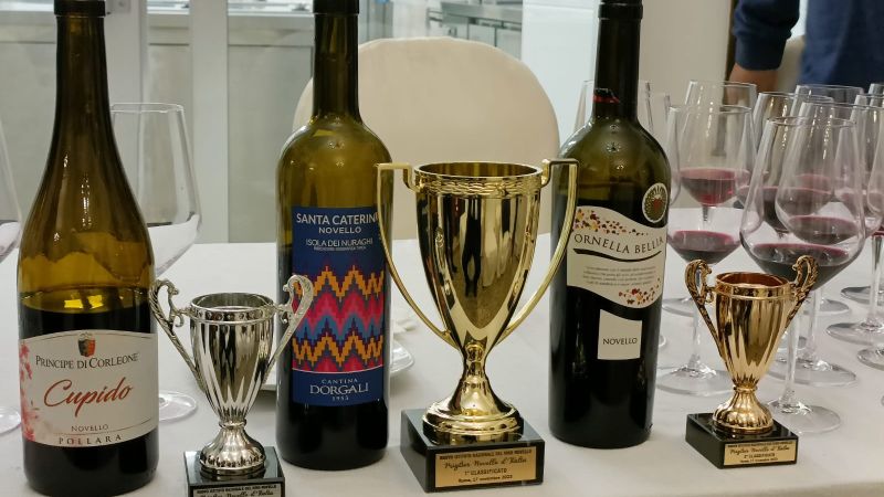 podio novelli 2023 a7829386 - È della Sardegna il Miglior novello d'Italia 2023, menzione speciale per il novello calabrese Statti - 1 È della Sardegna il Miglior novello d’Italia 2023, menzione speciale per il novello calabrese Statti