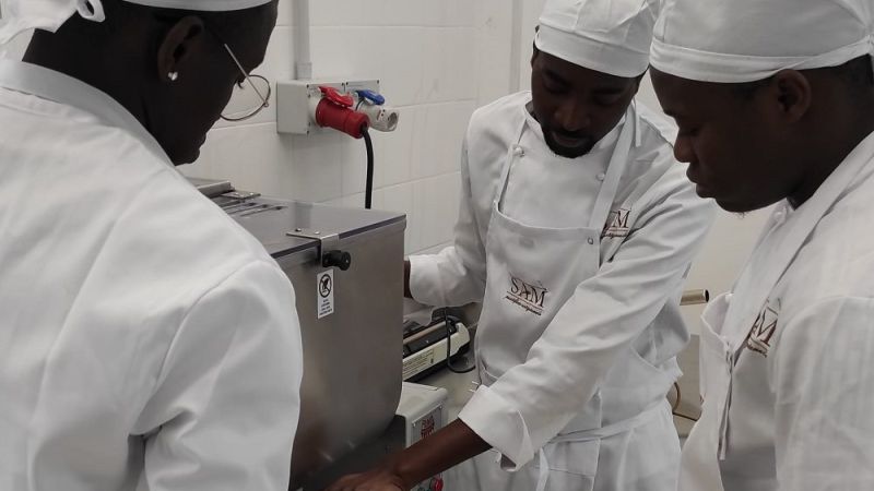 pastificio SAM Sadia Diaby Madi Minougouy Adama Traore al lavoro a8467ad4 - Mangone, tre giovani immigrati fondano un'azienda per la produzione di pasta fresca - 1 Mangone, tre giovani immigrati fondano un’azienda per la produzione di pasta fresca