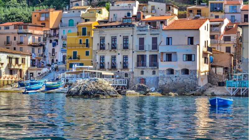 Navigando lungocosta, le telecamere Rai raggiungono Scilla e Paola
