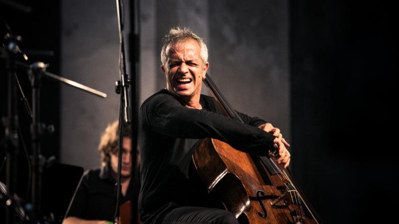 giovanni sollima ph Lukasz Rajchert a97702b8 - Giovanni Sollima e l'Orchestra Brutia in concerto al Rendano di Cosenza - 1 Giovanni Sollima e l’Orchestra Brutia in concerto al Rendano di Cosenza