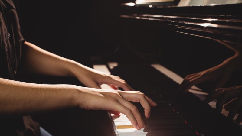 pianoforte mano donna tastiera musica ac395c36 - L’Hera della Magna Grecia, talenti della classica in concerto a Crotone - 1 L’Hera della Magna Grecia, talenti della classica in concerto a Crotone