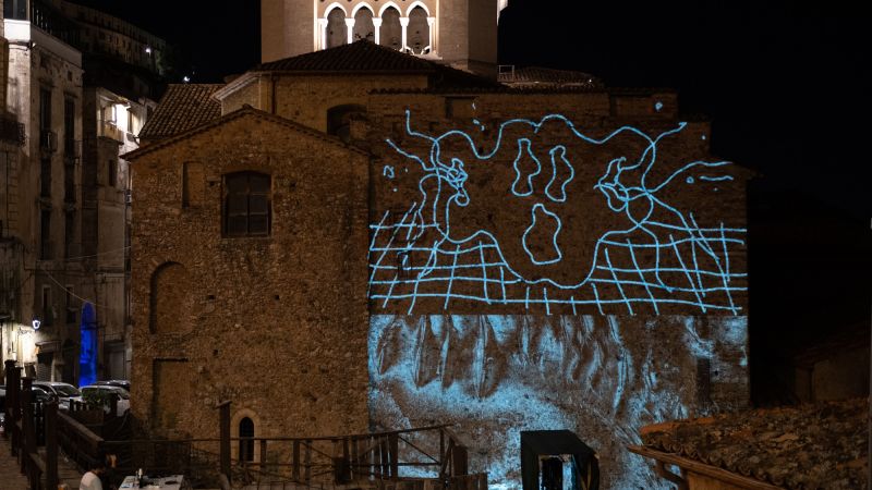 Linstallazione Astral Machines tenutasi a lugliosulla facciata posteriore del Duomo di Cosenza 2 ad004138 - Cosenza, torna MicroMondi: dal Kinoki LAB alla Cena di Quartiere ai Rivocati - 1 Cosenza, torna MicroMondi: dal Kinoki LAB alla Cena di Quartiere ai Rivocati