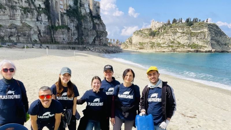 TROPEA PLASTIC FREE 2 e1710764727645 b134353d - Plastic Free, Tropea sempre più sostenibile: volontari da tutto il mondo - 1 Plastic Free, Tropea sempre più sostenibile: volontari da tutto il mondo