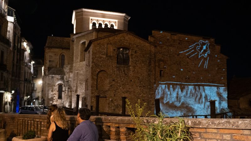 Videomapping scaled b2c02ddd - Oltre lo Spazio: a Cosenza, esperienza sensoriale tra umami e miele calabrese - 1 Oltre lo Spazio: a Cosenza, esperienza sensoriale tra umami e miele calabrese
