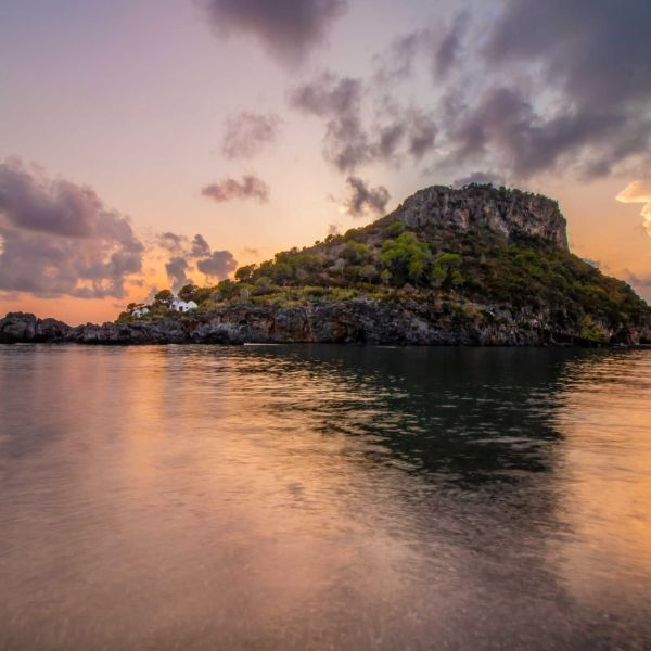 Praia, l’isola di Dino e un mare da Bandiera Blu