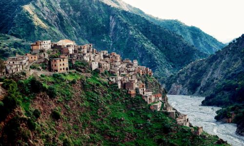 Roghudi vecchio stretto.min scaled 6971c73d b6b44cd7 - Meraviglie di Calabria - 12