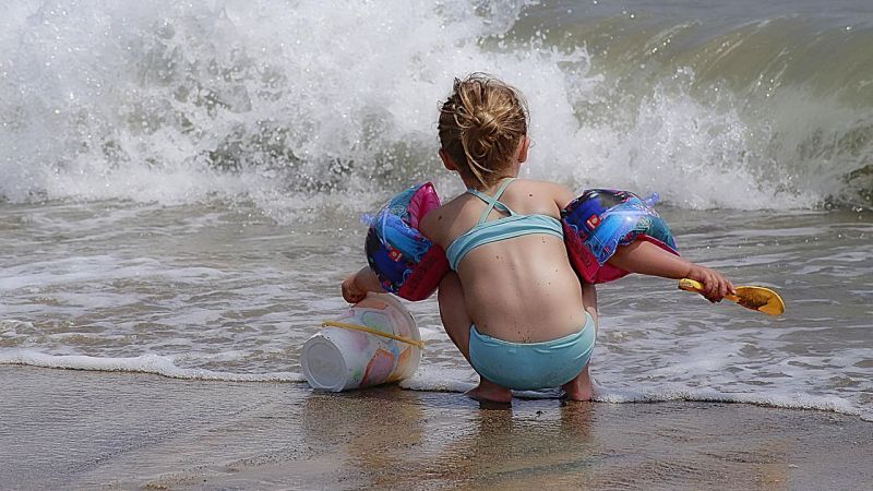 mare bandiere verdi bimba 1 b66e5a27 - Bandiere verdi, Calabria al top per numero di spiagge per bambini - 1 Bandiere verdi, Calabria al top per numero di spiagge per bambini