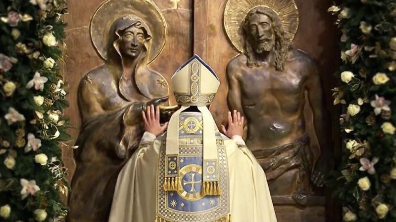 Abiti liturgici Azienda Desta Apertura porta santa maria maggiore 1 b770bdce - Anno giubilare, l'arte liturgica calabrese al servizio della Chiesa - 1 Anno giubilare, l’arte liturgica calabrese al servizio della Chiesa
