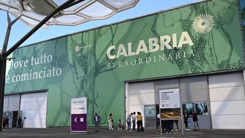8b53925d 4e62 4338 b77d eab327b9073a e1713546034123 b902948f - Dove tutto è cominciato: la Calabria al Vinitaly 2024 - 1 Dove tutto è cominciato: la Calabria al Vinitaly 2024