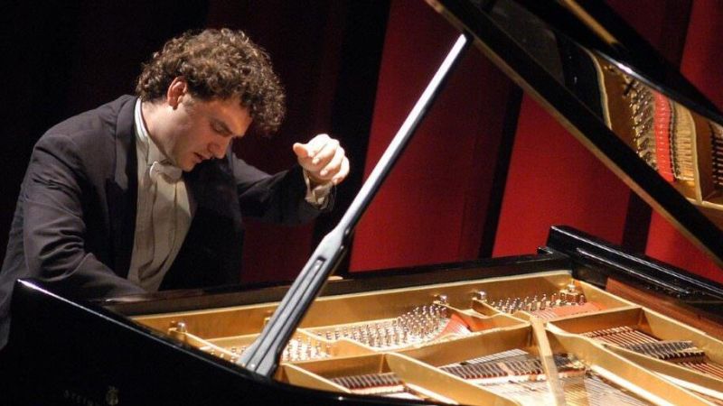 Foto Albanese e1704277453888 b9bfb41e - La Filarmonica di Odessa e il pianista Albanese protagonisti al “Manfroce” di Palmi - 1 La Filarmonica di Odessa e il pianista Albanese protagonisti al “Manfroce” di Palmi