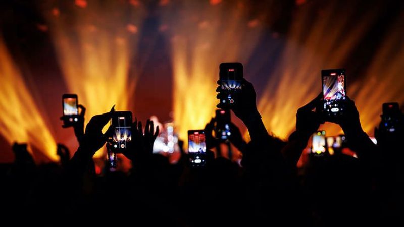 Fans Debate When Filming a Concert on the Phone Goes Too Far bb50f480 - Openstage arriva in Calabria: da oggi installazioni permanenti in quattro città - 1 Openstage arriva in Calabria: da oggi installazioni permanenti in quattro città
