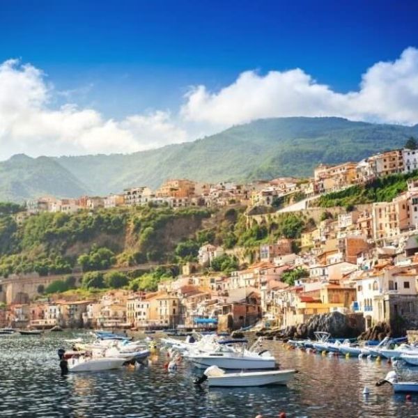 Fuga romantica a Scilla, diamante della Costa Viola