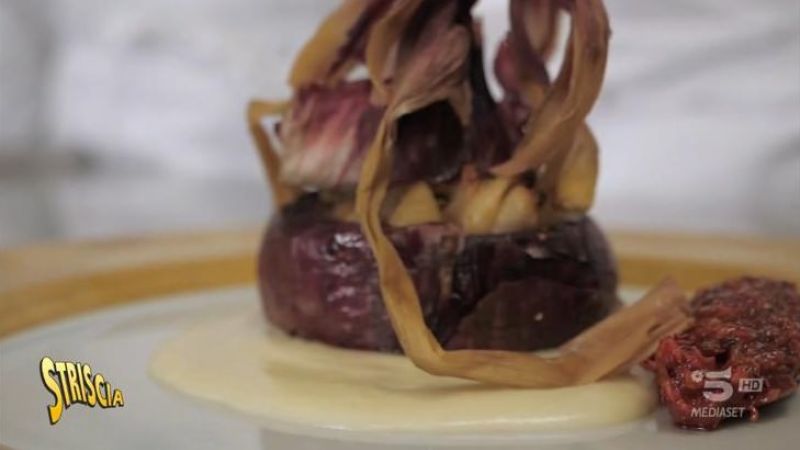 TROPEA STRISCIA LA NOTIZIA 1 1 bb471c4e - Cucina antispreco: Le cipolle alla garibaldina di Tropea nel menù di Striscia la Notizia - 1 Cucina antispreco: Le cipolle alla garibaldina di Tropea nel menù di Striscia la Notizia