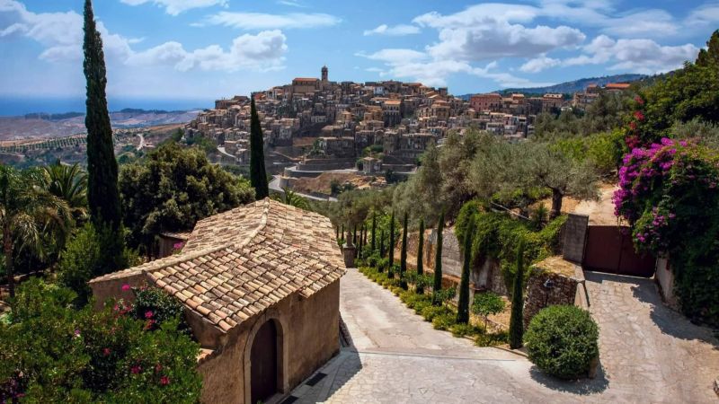 Lotta allo spopolamento, la storia di “Badolato paese in vendita”