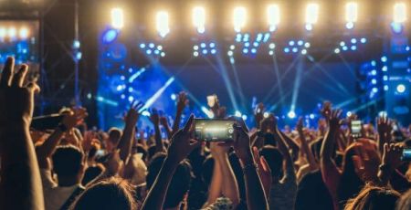 Premium Photo Concert crowd of Music fanclub hand using cellphone taking video record or Live stream c08a5cfc - Meraviglie di Calabria - 47