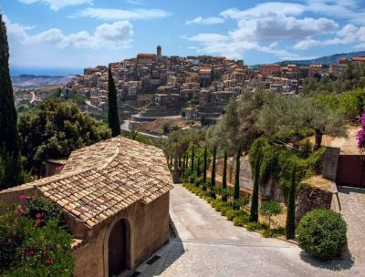 Lotta allo spopolamento, la storia di “Badolato paese in vendita”