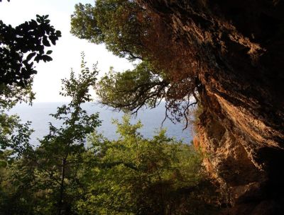 Grotta della Pietrosa di Palmi, il mare luminoso e la voce della storia