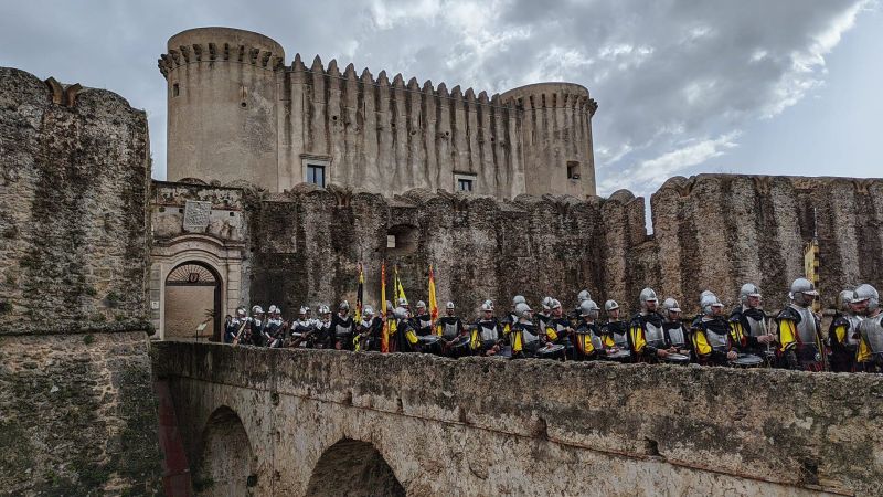 438086242 838017081694402 6665549008201547684 n e1714644148367 c78f6933 - Santa Severina ritorna medioevale, boom di visitatori - FOTO - 1 Santa Severina ritorna medioevale, boom di visitatori – FOTO