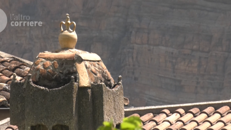 civita copertina c7ee5cb4 - Civita, il paese dei comignoli e delle case antropomorfe (VIDEO) - 1 Civita, il paese dei comignoli e delle case antropomorfe (VIDEO)